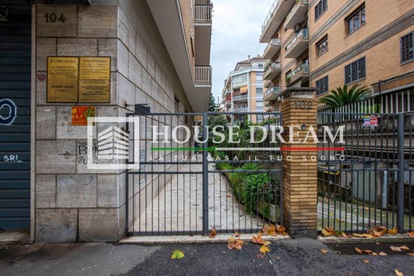 appartamento in vendita a Roma in zona Appio Claudio