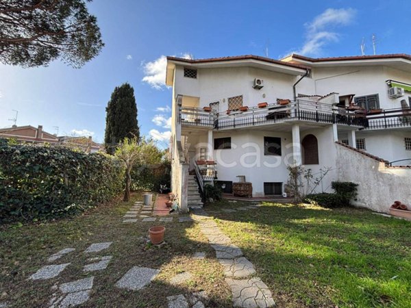 appartamento in vendita a Roma in zona Axa