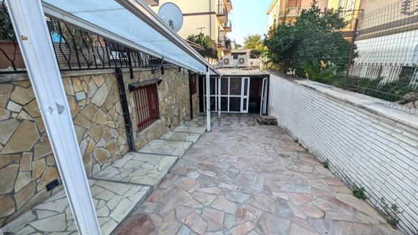 casa indipendente in vendita a Roma in zona Massimina/Casal Lumbroso