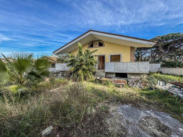 casa indipendente in vendita a Roma in zona Casal Palocco