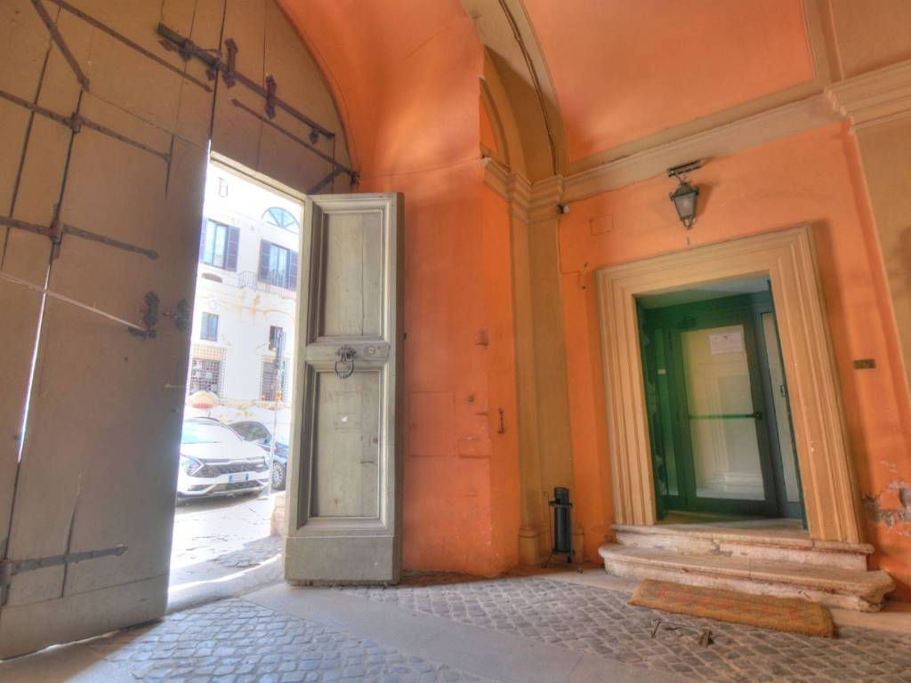 negozio in vendita a Roma in zona Rione Monti/Campitelli