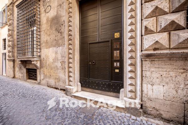 appartamento in vendita a Roma in zona Pigna - Sant'Angelo