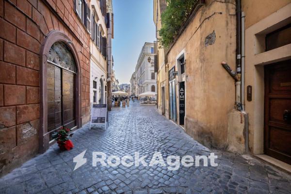appartamento in vendita a Roma in zona Pigna - Sant'Angelo