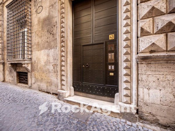 appartamento in vendita a Roma in zona Pigna - Sant'Angelo