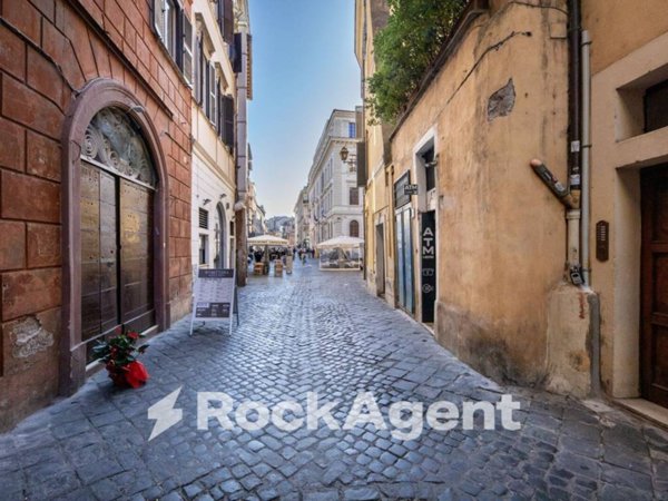 appartamento in vendita a Roma in zona Pigna - Sant'Angelo