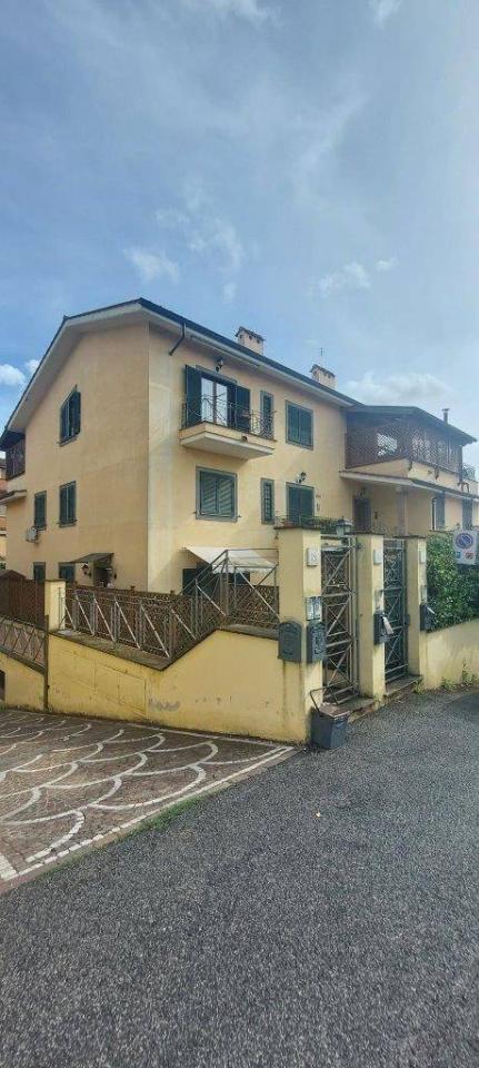 appartamento in vendita a Roma in zona Valle Muricana