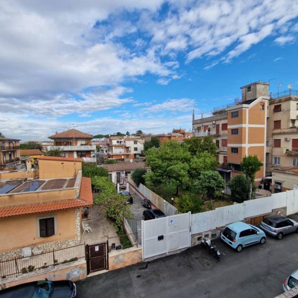 appartamento in vendita a Roma in zona Torre Angela