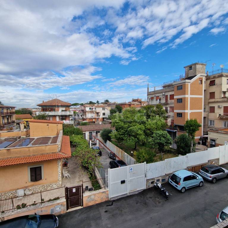 appartamento in vendita a Roma in zona Torre Angela