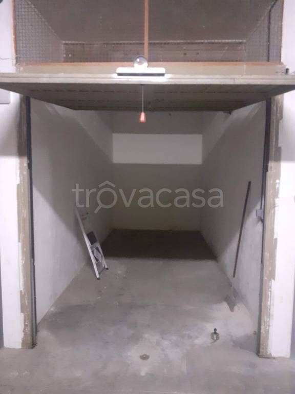 locale di sgombero in vendita a Roma in zona Casal Morena