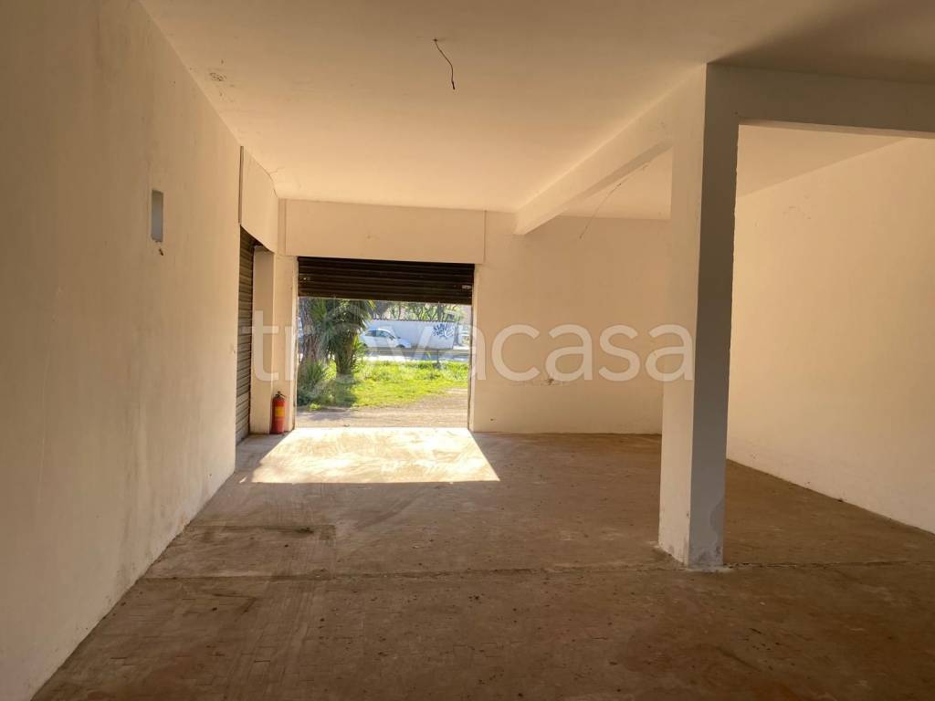 negozio in vendita a Roma in zona Casal Palocco