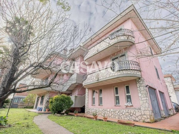 casa indipendente in vendita a Roma in zona Massimina/Casal Lumbroso