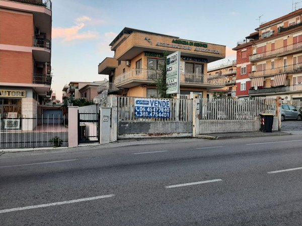 locale commerciale in vendita a Roma in zona Prenestino-Centocelle