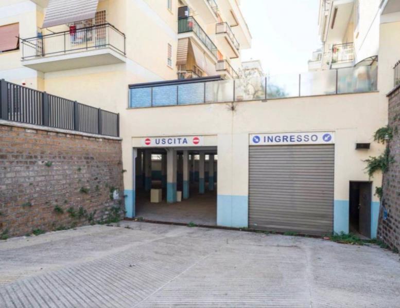 locale commerciale in vendita a Roma in zona Torre Maura
