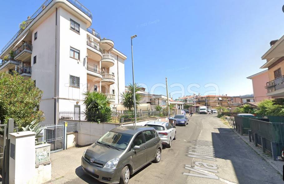 locale commerciale in vendita a Roma in zona Finocchio