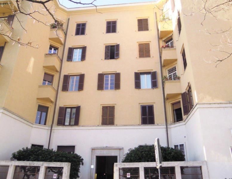 locale commerciale in vendita a Roma in zona Della Vittoria