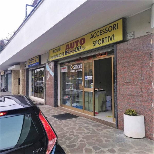 negozio in vendita a Roma in zona Pantan Monastero