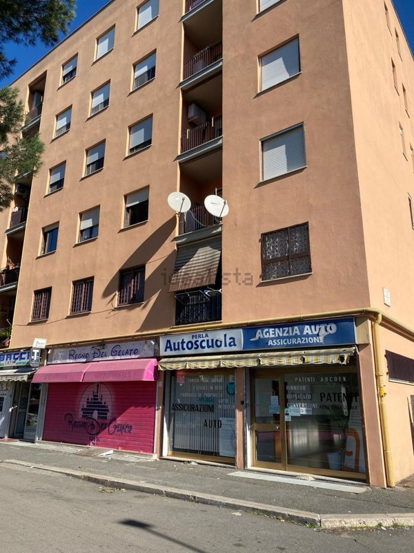 locale commerciale in vendita a Roma in zona Torre Angela