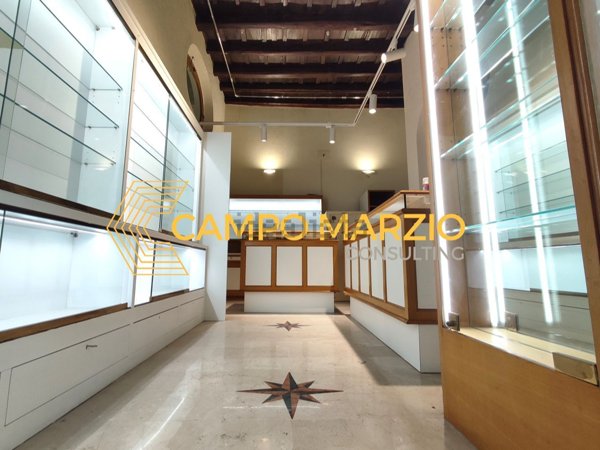 locale commerciale in vendita a Roma in zona Castro Pretorio