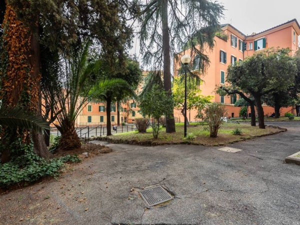 locale commerciale in vendita a Roma in zona Nomentano
