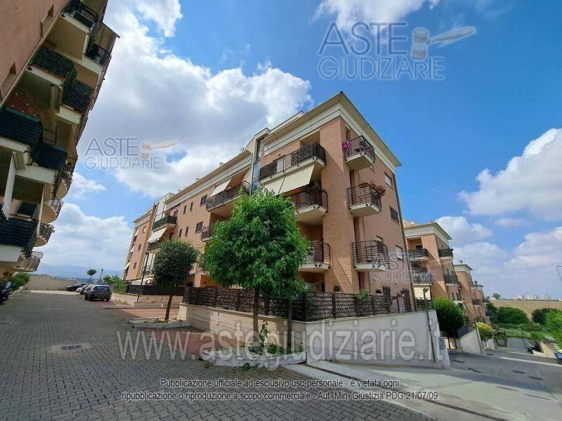 appartamento in vendita a Roma in zona Colle del Sole