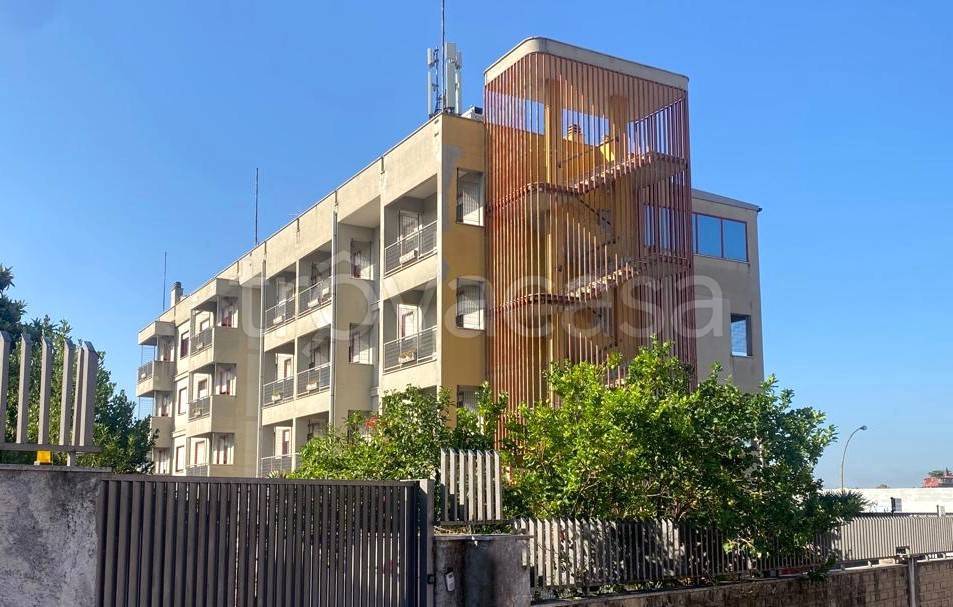 negozio in vendita a Roma in zona Torre Maura