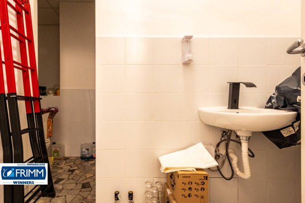 negozio in vendita a Roma in zona Appio Latino