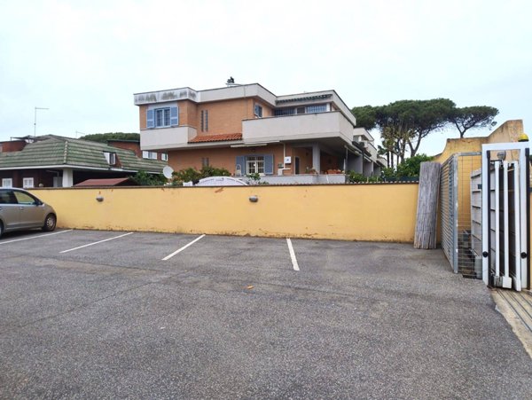 appartamento in vendita a Roma in zona Axa