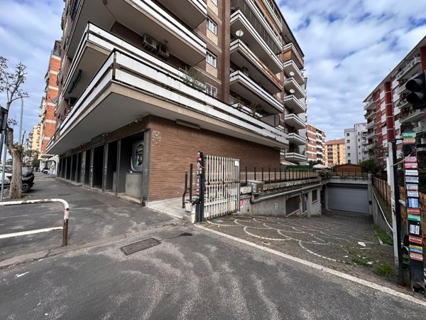 locale di sgombero in vendita a Roma in zona Appio Claudio