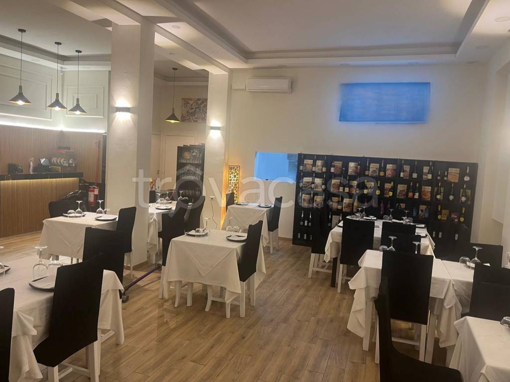 negozio in vendita a Roma in zona Finocchio