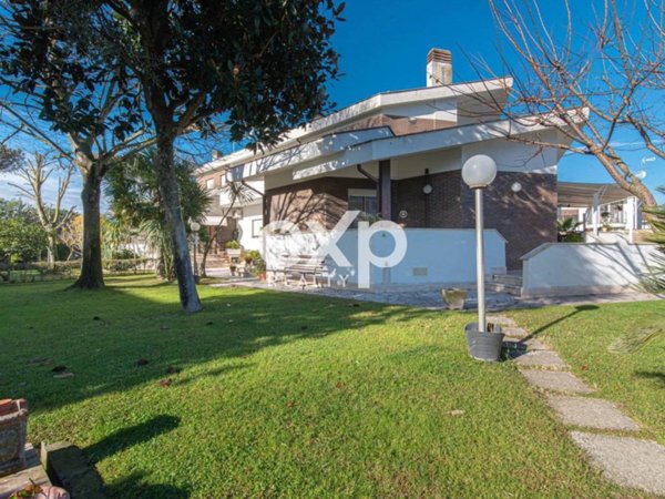 casa indipendente in vendita a Roma in zona Infernetto