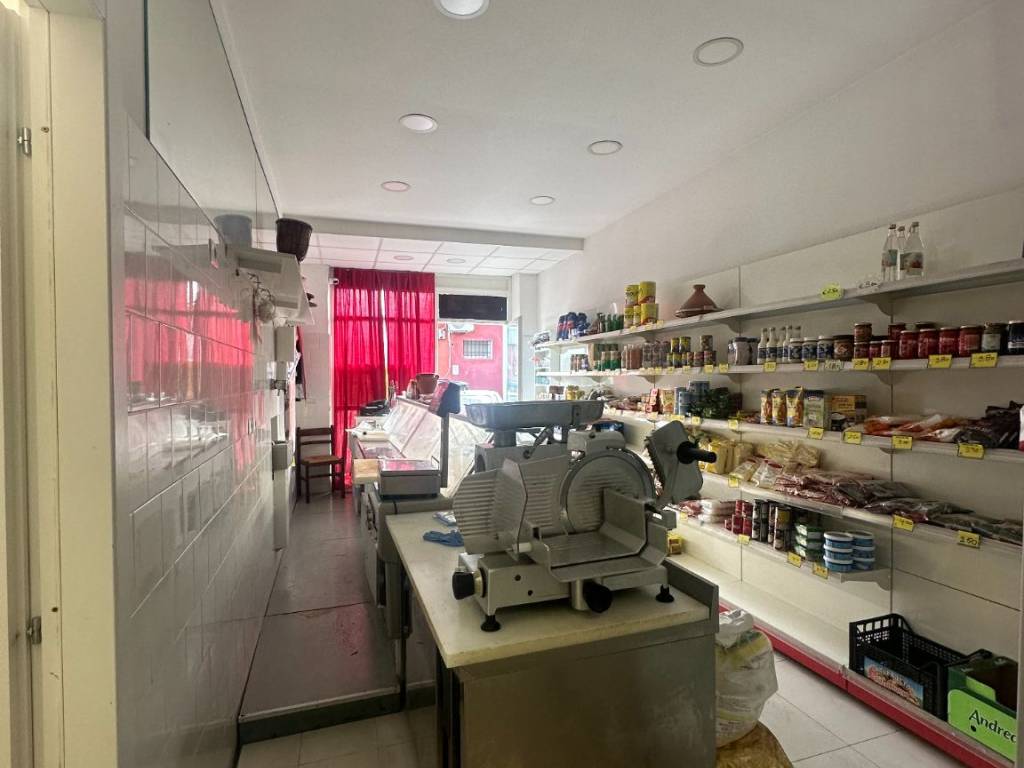 negozio in vendita a Roma in zona Valle Muricana
