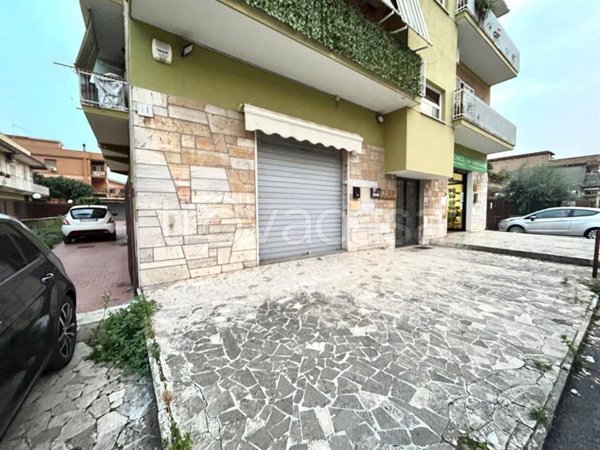 negozio in vendita a Roma in zona Tor Bella Monaca