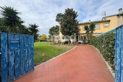 casa indipendente in vendita a Roma in zona Casal Palocco