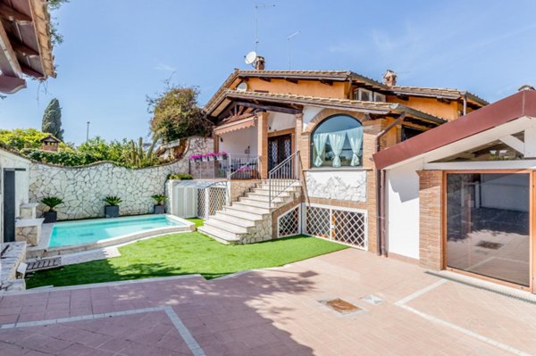 casa indipendente in vendita a Roma in zona Infernetto