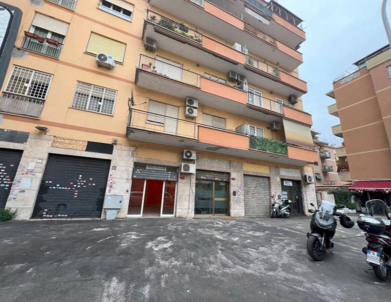 locale commerciale in vendita a Roma in zona Prenestino-Labicano