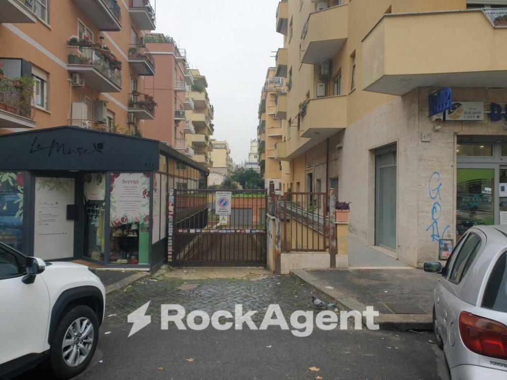 negozio in vendita a Roma in zona Monte Sacro/Talenti