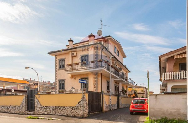 casa indipendente in vendita a Roma in zona Finocchio