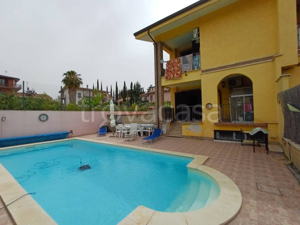casa indipendente in vendita a Roma in zona Lunghezza