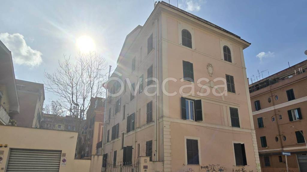 negozio in vendita a Roma in zona Appio Latino
