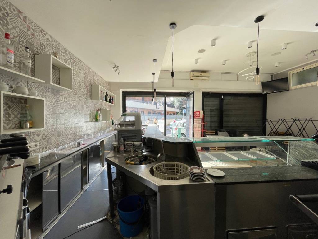 negozio in vendita a Roma in zona Torrevecchia