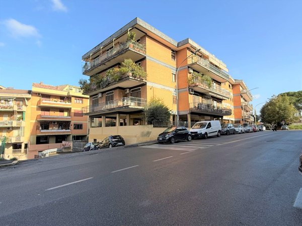 appartamento in vendita a Roma in zona Colle del Sole
