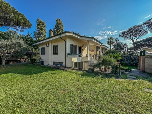 casa indipendente in vendita a Roma in zona Infernetto