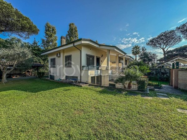 casa indipendente in vendita a Roma in zona Infernetto