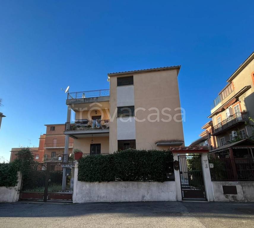 appartamento in vendita a Roma in zona Torre Angela