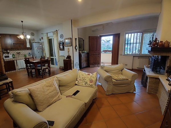 appartamento in vendita a Roma in zona Valle Santa