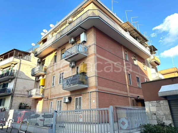 appartamento in vendita a Roma in zona Colle del Sole
