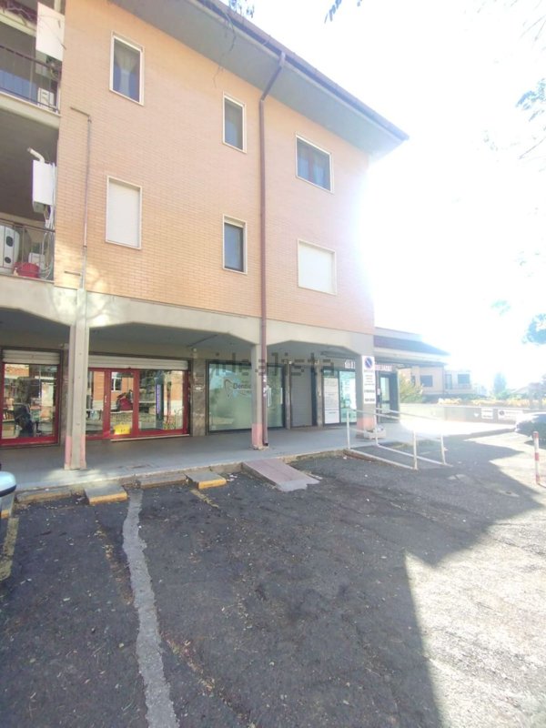 locale commerciale in vendita a Roma in zona Torrione Cerquetta