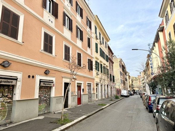 locale commerciale in vendita a Roma in zona Prenestino-Labicano