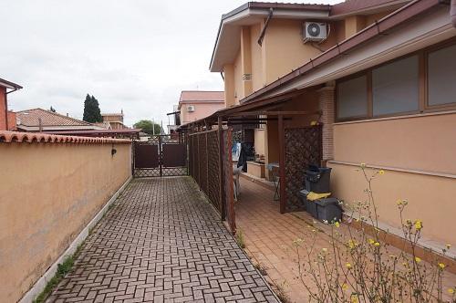 appartamento in vendita a Roma in zona Ostia Antica