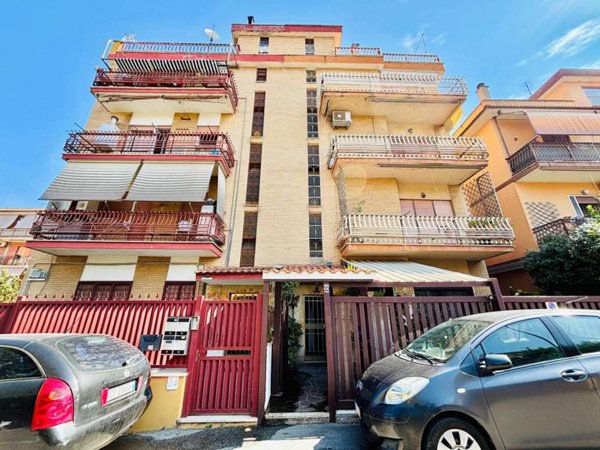 appartamento in vendita a Roma in zona Tor de' Cenci